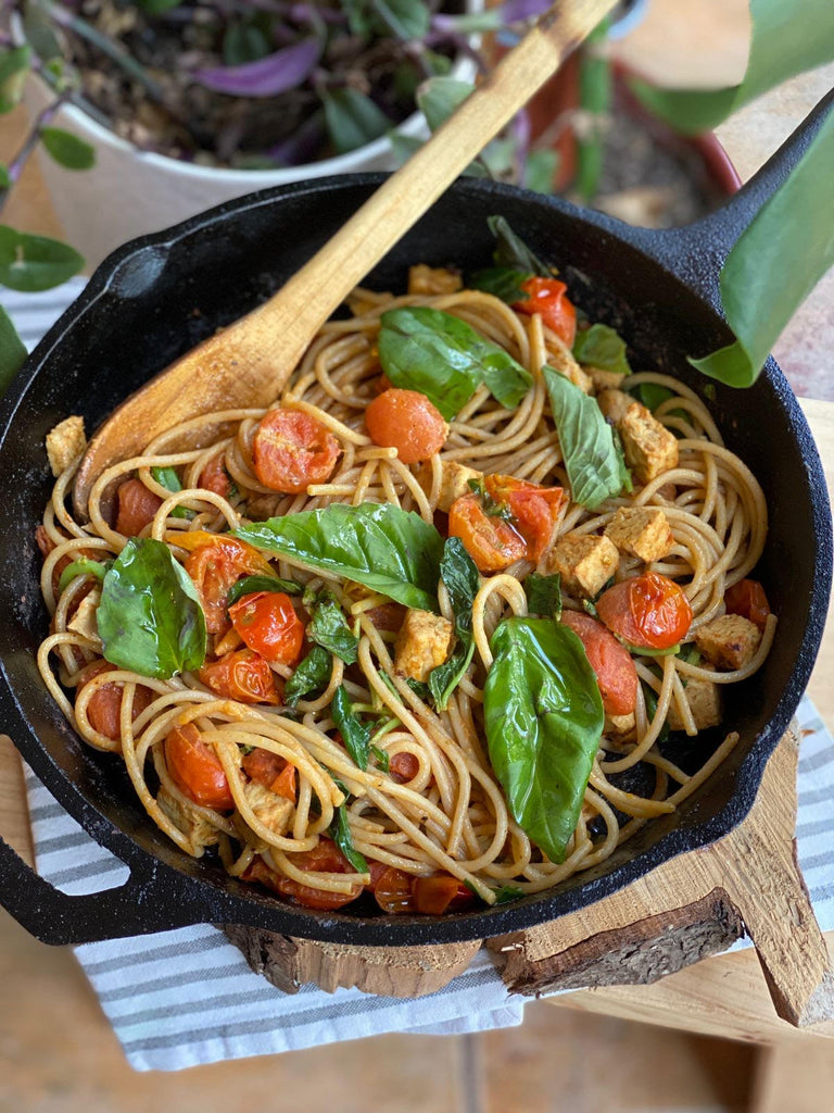 Spaguetti con albahaca, tomate cherry y tempeh